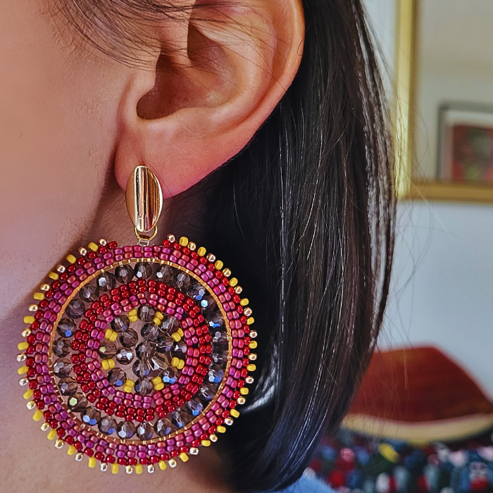 Håndlavede statement-øreringe "Maksi mandala" – store, runde øreringe med farverige perler og krystaller i lag, inspireret af latinamerikansk stil og bohemeæstetik.