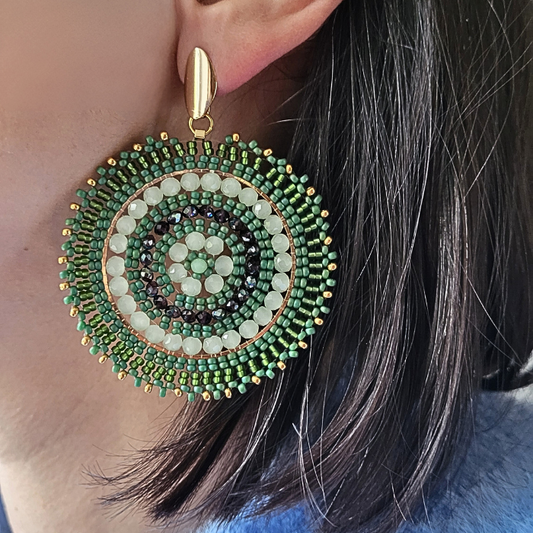 Håndlavede statement-øreringe "Maksi mandala" – store, runde øreringe med farverige perler og krystaller i lag, inspireret af latinamerikansk stil og bohemeæstetik. Grønne nuancer.