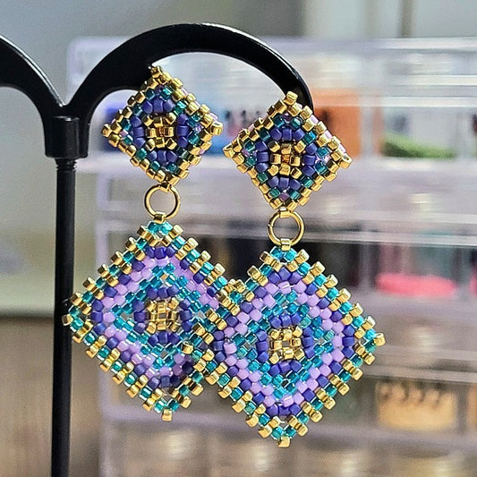 Håndlavede Amelia øreringe i blå og sølv med geometrisk mønster – vævet med Miyuki-perler