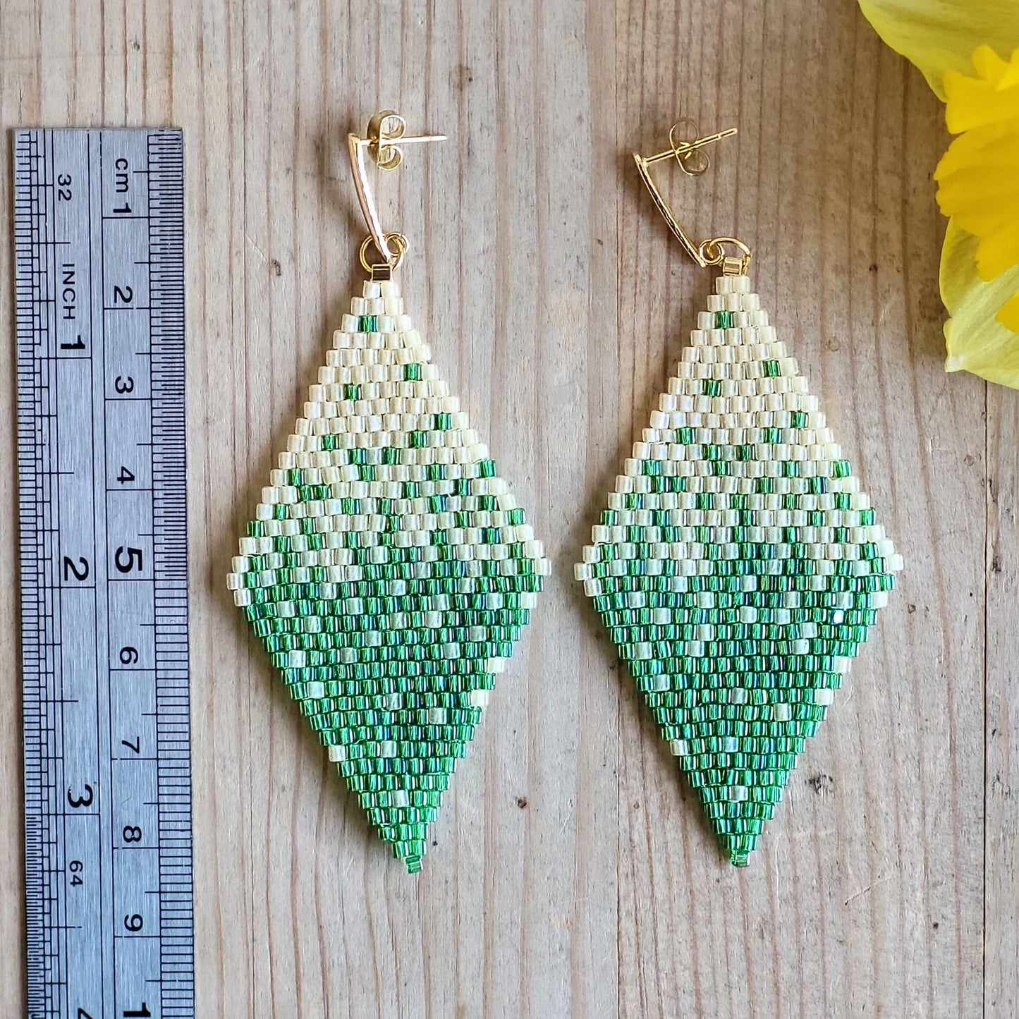 Store håndvævede diamantformede øreringe med grønne farveskiftende Miyuki-perler – et dristigt og elegant statement-smykke med glansfuldt finish