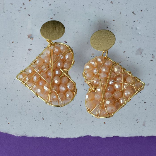 Unikke øreringe med uregelmæssige damaskus glasperler omviklet med gylden wire – håndlavet design med moderne og kunstnerisk præg