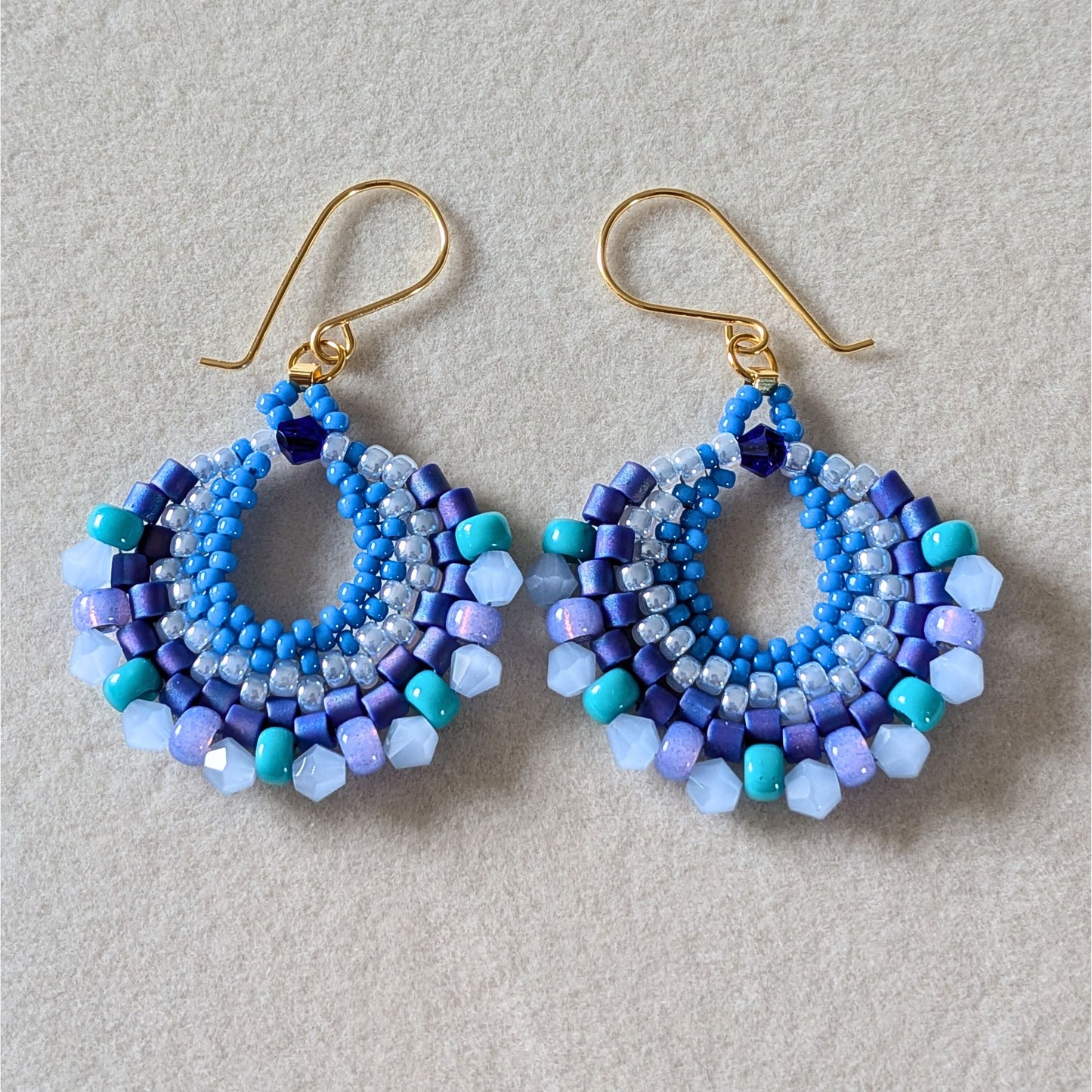 Luna øreringe – Elegant håndlavet design med et mix af perler