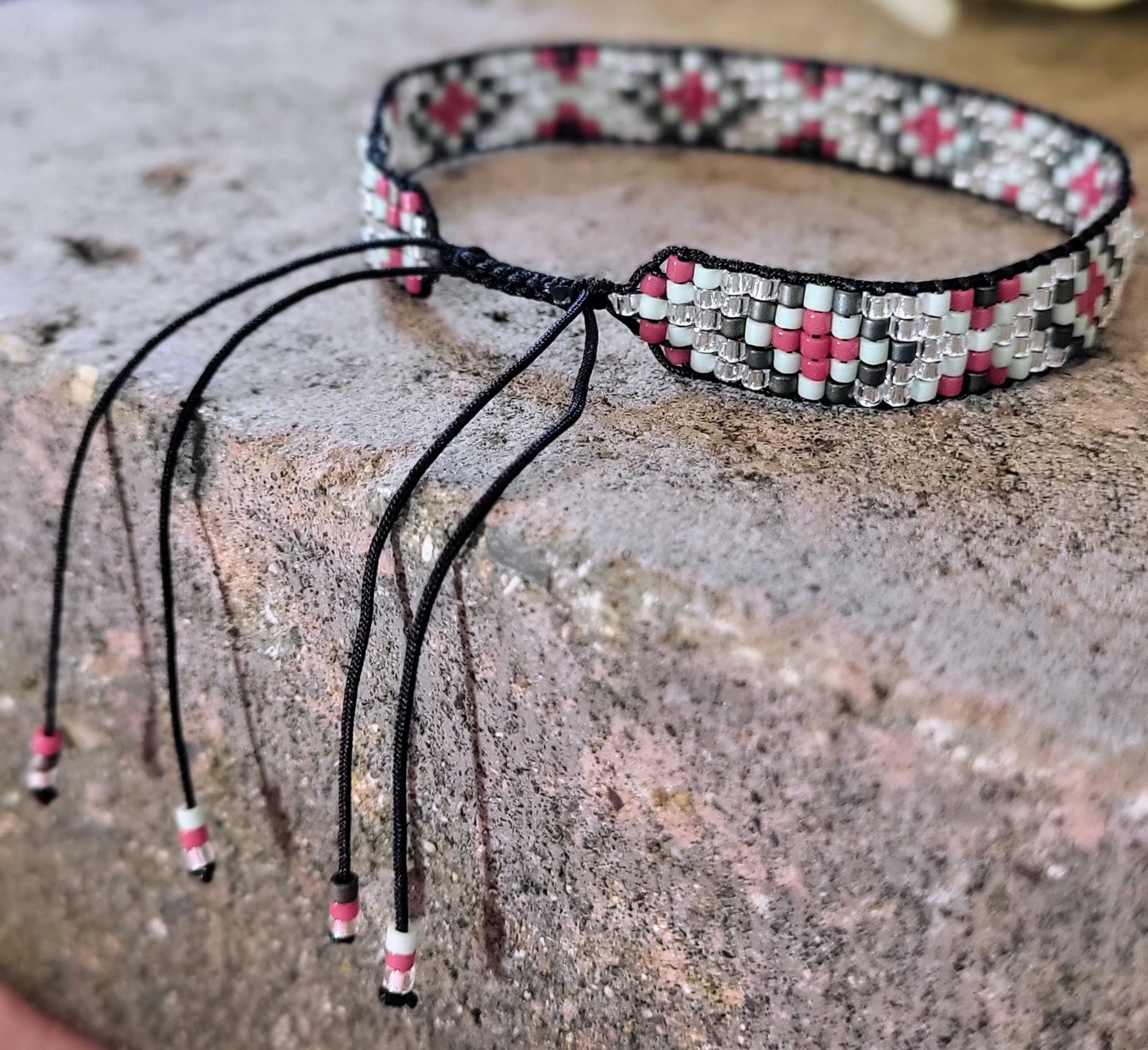 Telar – Farverigt vævet armbånd med macramé lukning