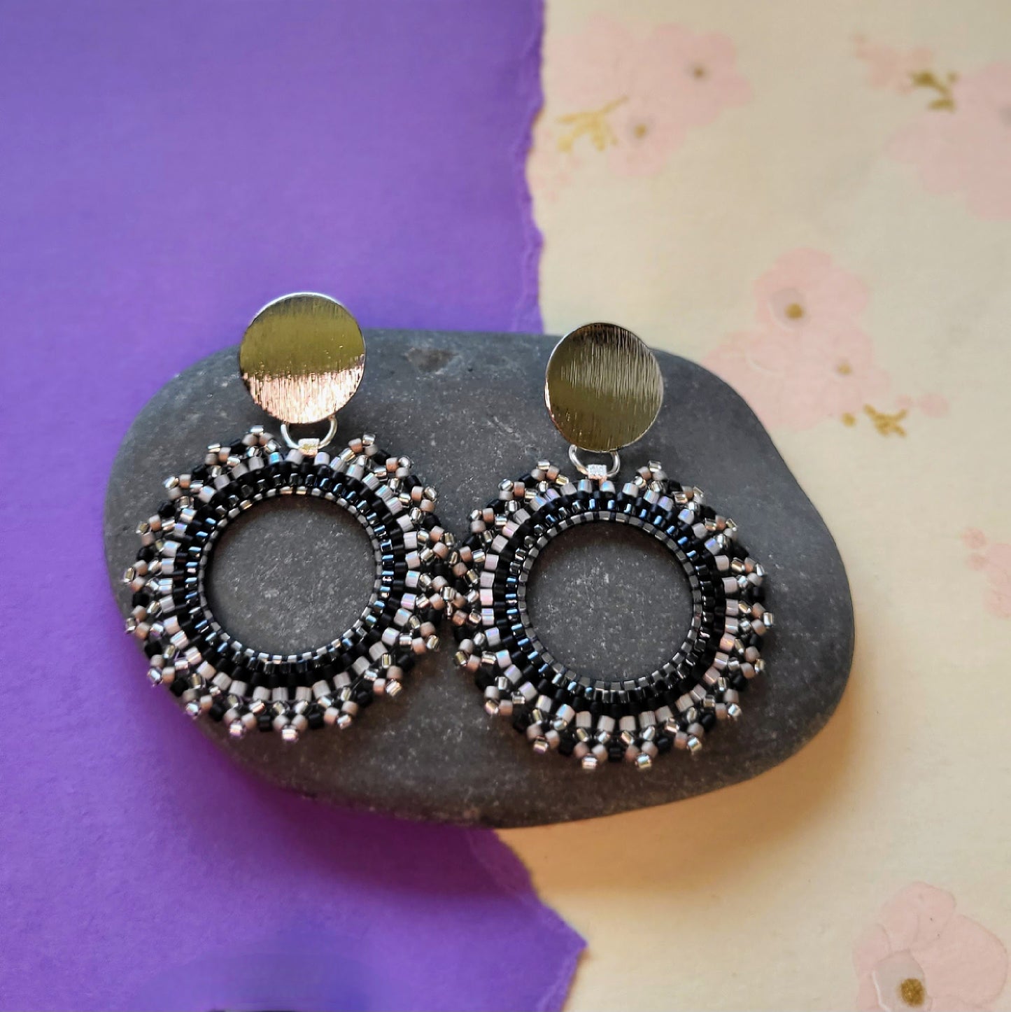 Harmoni øreringe – Lette mandala-øreringe med perler