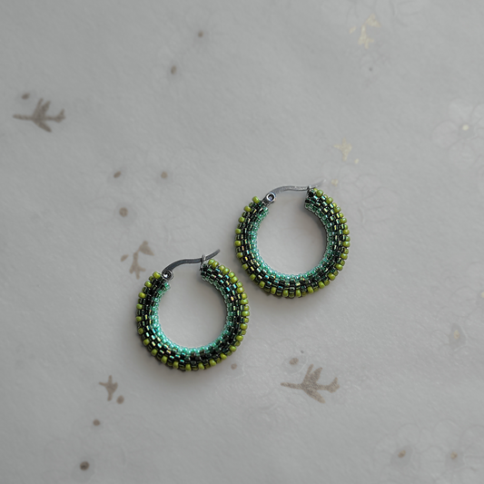 Håndlavede creoler med grønne nuanceret Miyuki-perler – elegant og moderne design, der kombinerer klassiske former med fine detaljer.