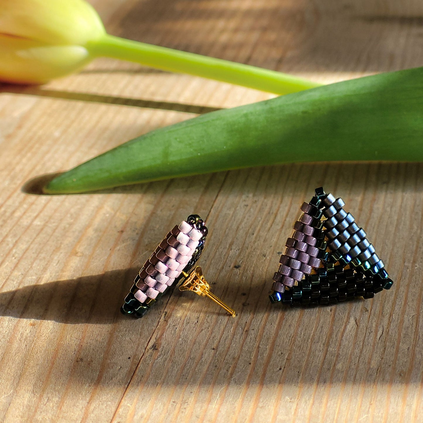 Trekant øreringe – Små og farverige Miyuki-designs