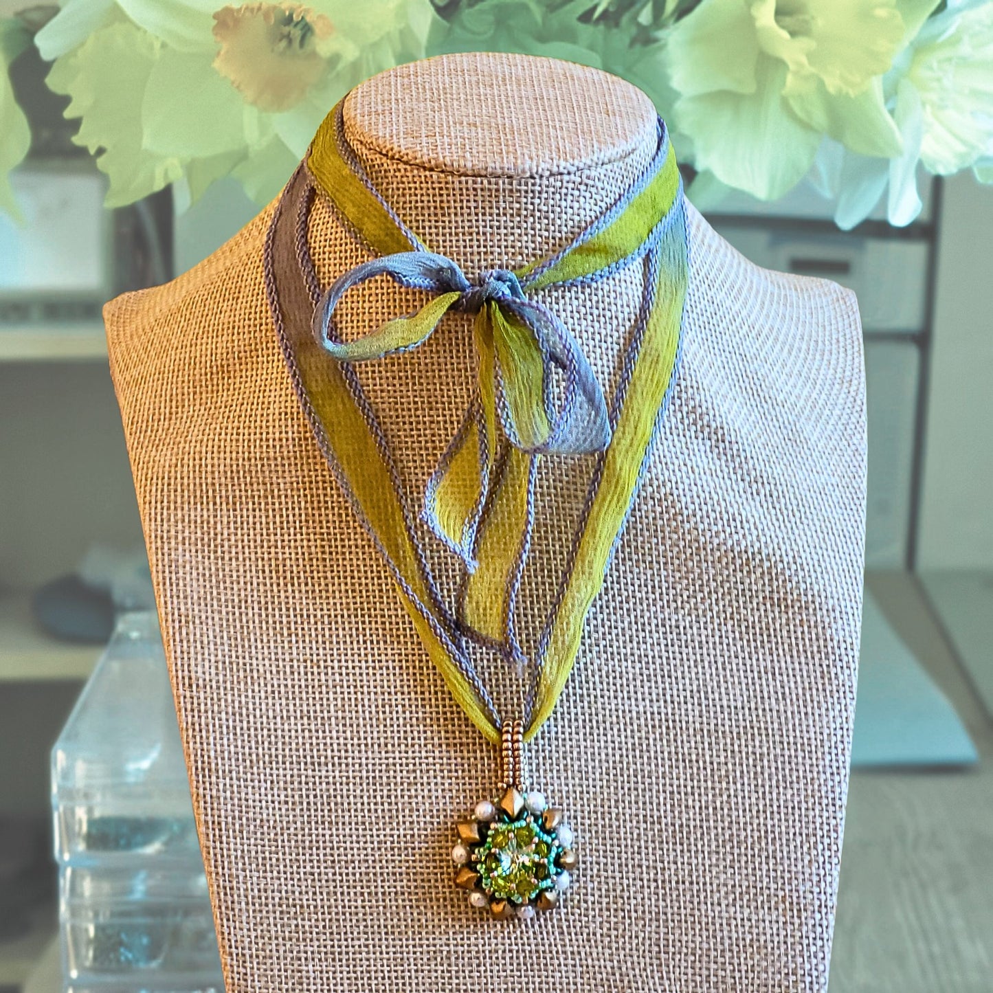 Enigma halskæde – Håndlavet vedhæng med Miyuki-perler og silkesnor