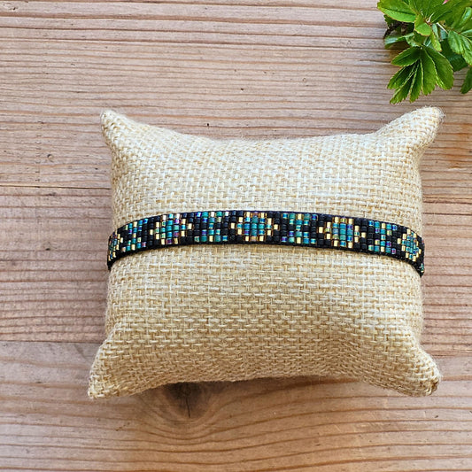 Telar – Farverigt vævet armbånd med macramé lukning