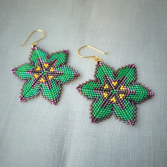 Håndlavede Fresia øreringe i romantisk stil med perler i grønne nuancer – vævet med Miyuki-perler og elegant finish