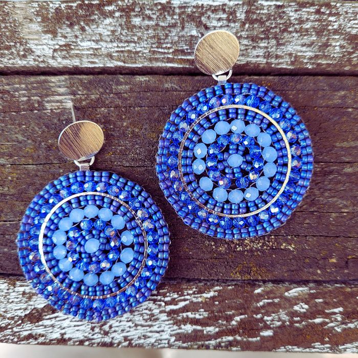 Håndlavede statement-øreringe "Maksi mandala" – store, runde øreringe med farverige perler og krystaller i lag, inspireret af latinamerikansk stil og bohemeæstetik. Blå nuancer.