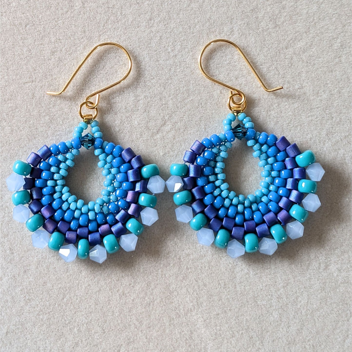 Luna øreringe – Elegant håndlavet design med et mix af perler