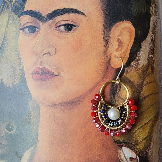 Håndlavede Frida-øreringe med røde perler, guldfarvet tråd og perlemorsdetalje – iøjnefaldende design med mexicansk stil.