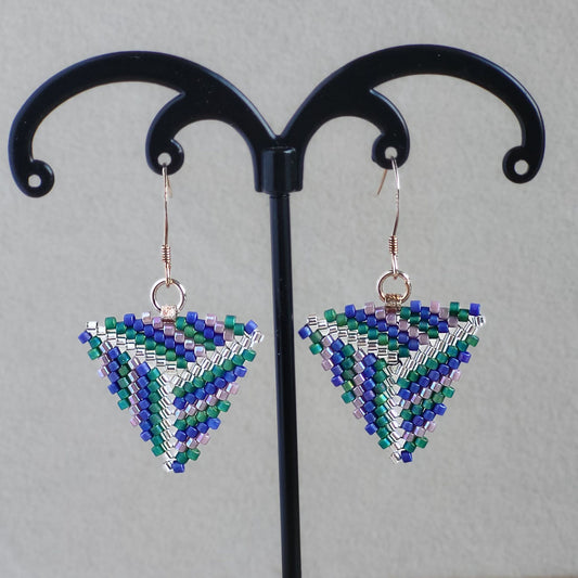 Brisa øreringe – Trekantede Miyuki-øreringe i farverig stil