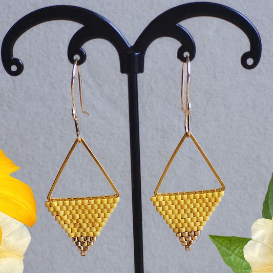 Lette trekantede øreringe med banan og gyldne Miyuki-perler – elegant og minimalistisk design med et moderne twist