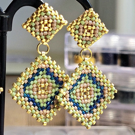 Håndlavede Amelia øreringe i pistacie grøn og gyld med geometrisk mønster – vævet med Miyuki-perler