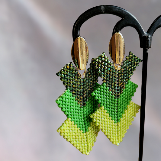 Håndlavede geometrisk stil øreringe i grønne nuancer med gyldent ophæng – vævede Miyuki-perler i diamantmønster