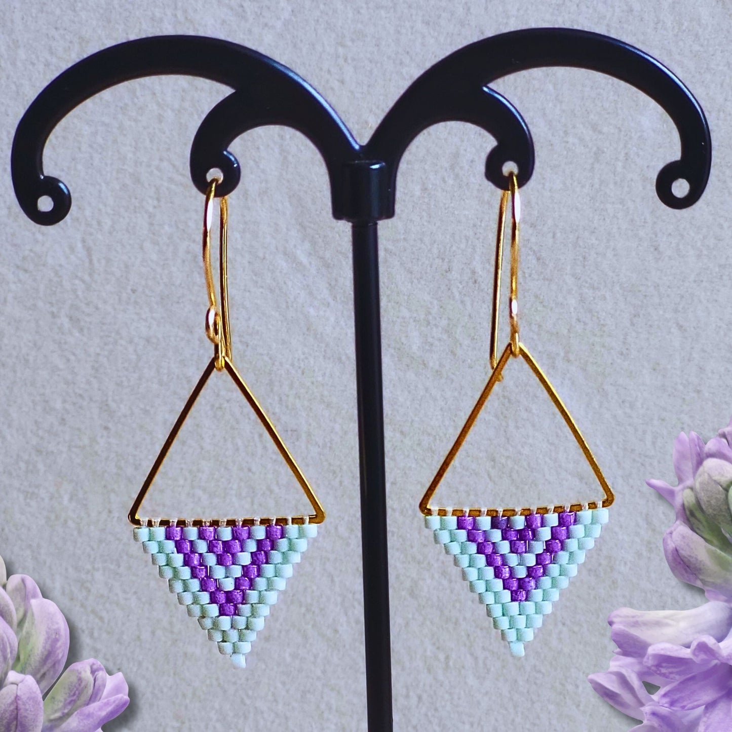 Lette trekantede øreringe med lilla og trukis Miyuki-perler – elegant og minimalistisk design med et moderne twist