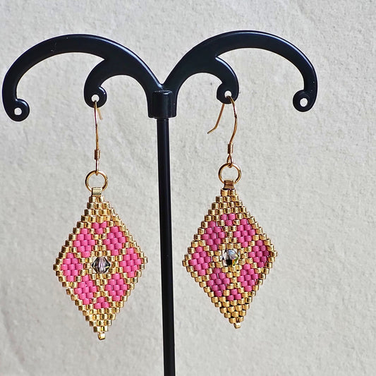 Små håndvævede diamantformede øreringe i pink og gyldne nuancer – elegante Miyuki-perler i geometrisk mønster med diskret glans