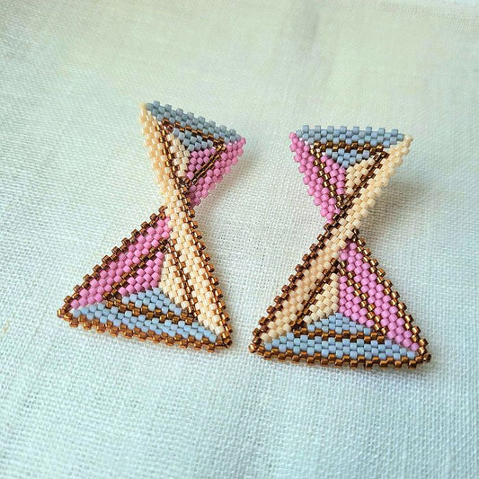 Håndlavede Echo øreringe i lyserød, creme og gyldne nuancer – vævet med Miyuki-perler i elegant timeglasform