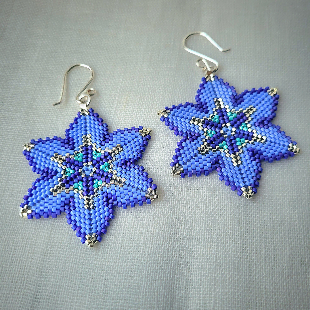 Håndlavede Fresia øreringe i romantisk stil med perler i blå nuancer – vævet med Miyuki-perler og elegant finish