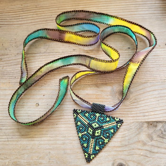 Enigma halskæde – Håndlavet vedhæng med Miyuki-perler og silkesnor