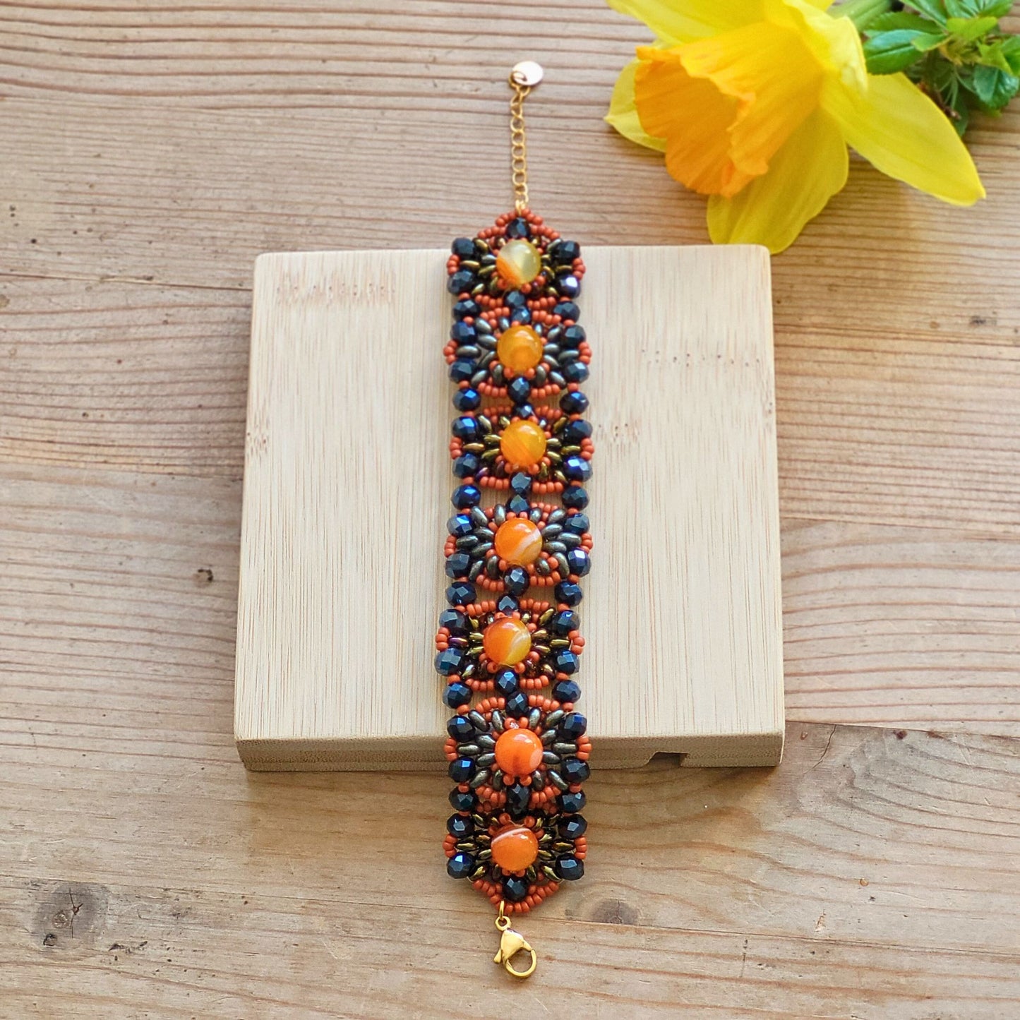 Vintage perlearmbånd – Håndlavet armbånd med blomsterperler og romantisk stil