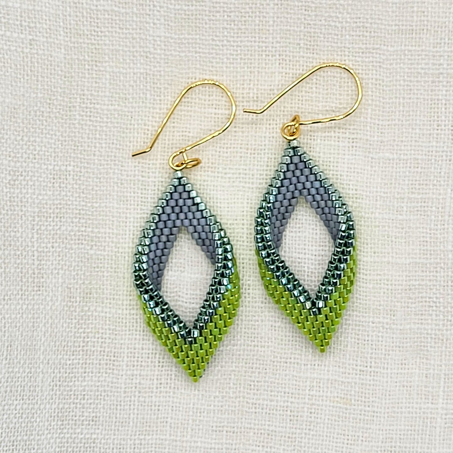Håndlavede øreringe i bladform med 3D-effekt – æblegrøn, grå og metallisk grøn Miyuki-perler i modellen Vida
