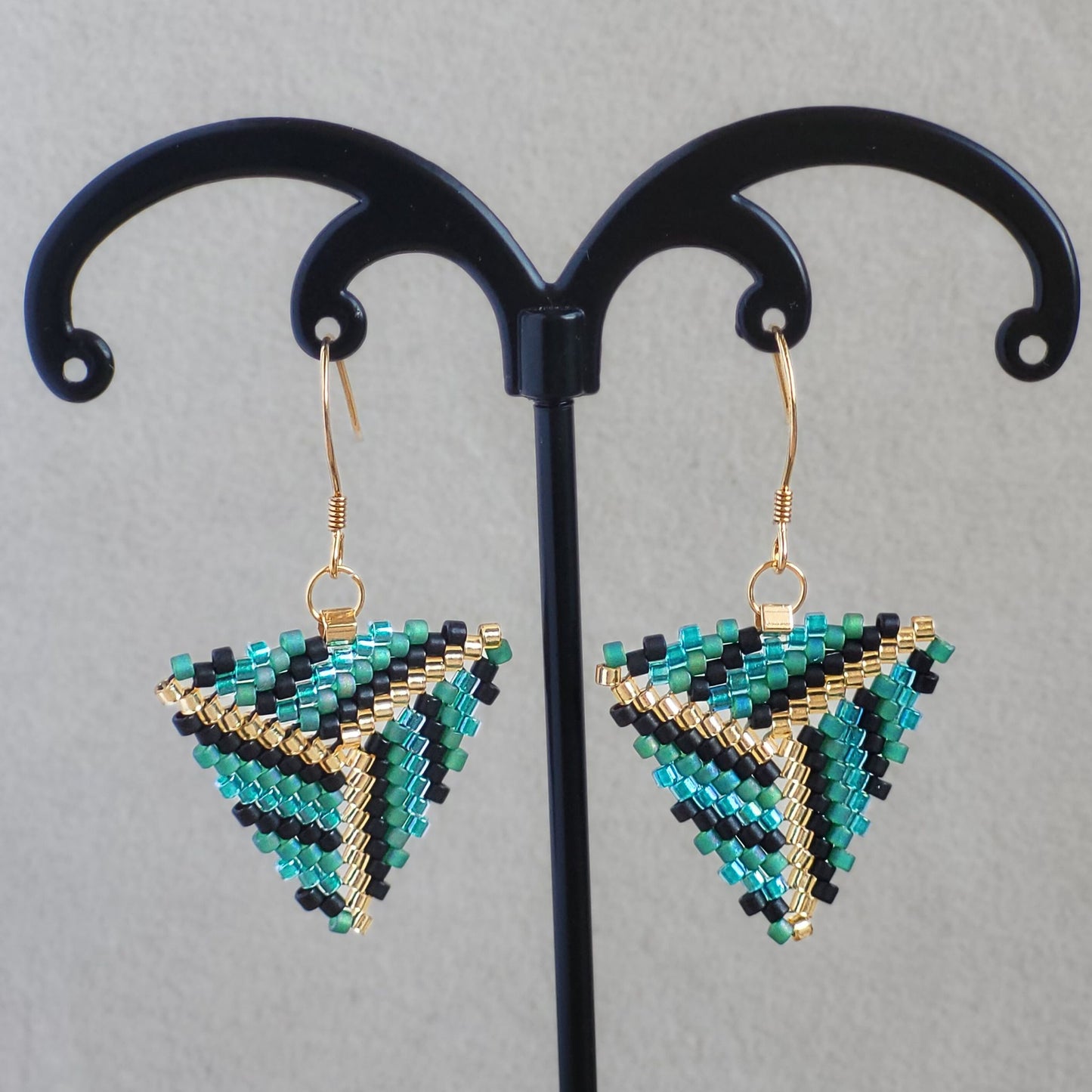 Brisa øreringe – Trekantede Miyuki-øreringe i farverig stil