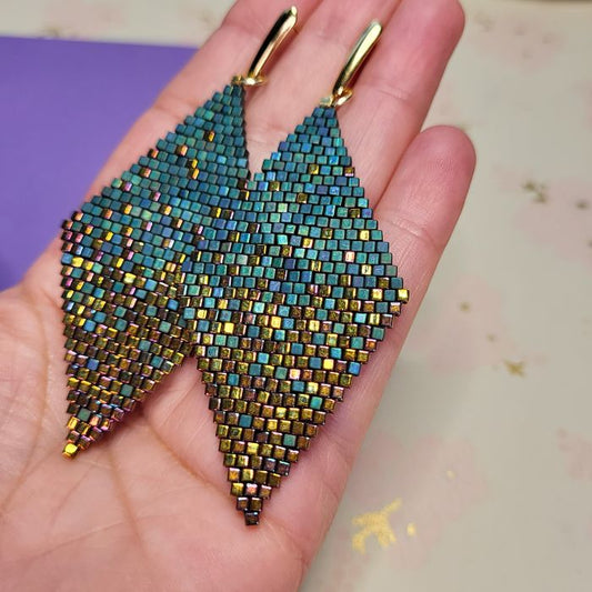 Store håndvævede diamantformede øreringe med kobber nuancer og farveskiftende Miyuki-perler – et dristigt og elegant statement-smykke med glansfuldt finish