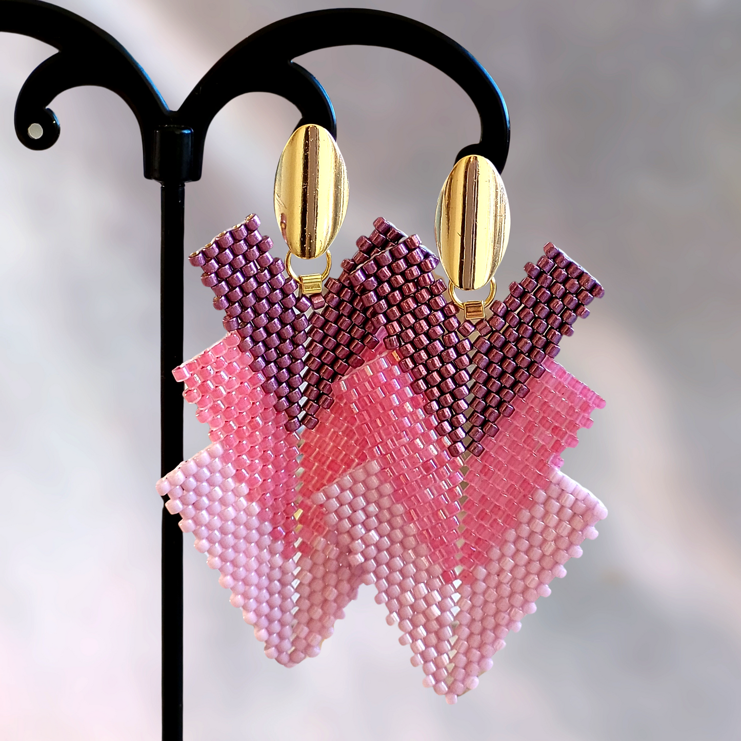Håndlavede geometrisk stil øreringe i lyserød nuancer med gyldent ophæng – vævede Miyuki-perler i diamantmønster