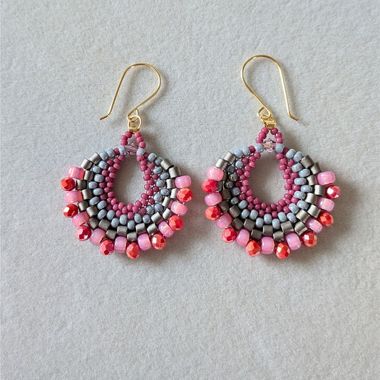 Luna øreringe – Elegant håndlavet design med et mix af perler