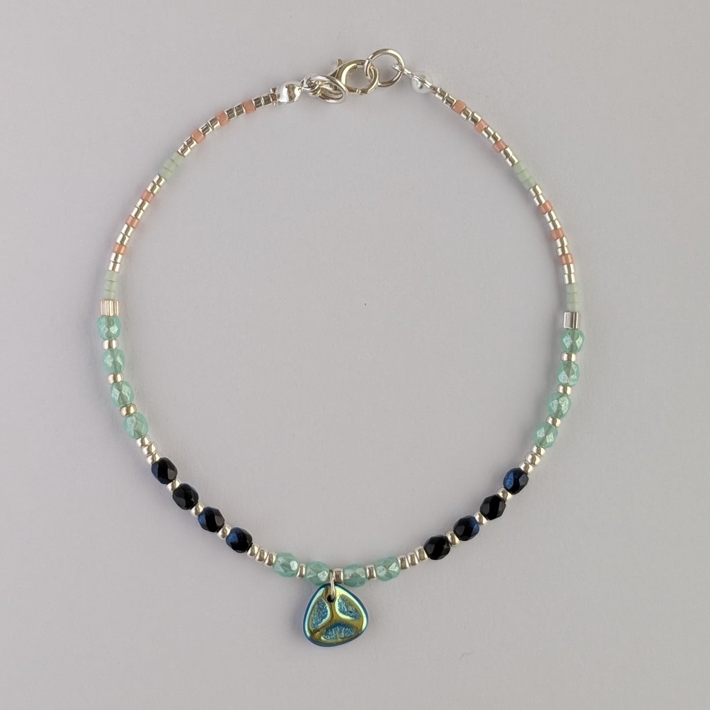 Sofie armbånd – håndlavet armbånd med Miyuki-perler og tjekkiske krystaller af høj kvalitet