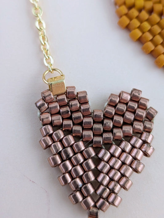 Amor øreringe – Hjerteformede Miyuki-øreringe i bevægelse