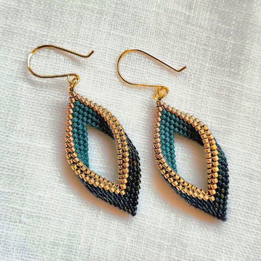 Håndlavede øreringe i bladform med 3D-effekt – smaragdgrøn og iriserende sort farve Miyuki-perler i modellen Vida