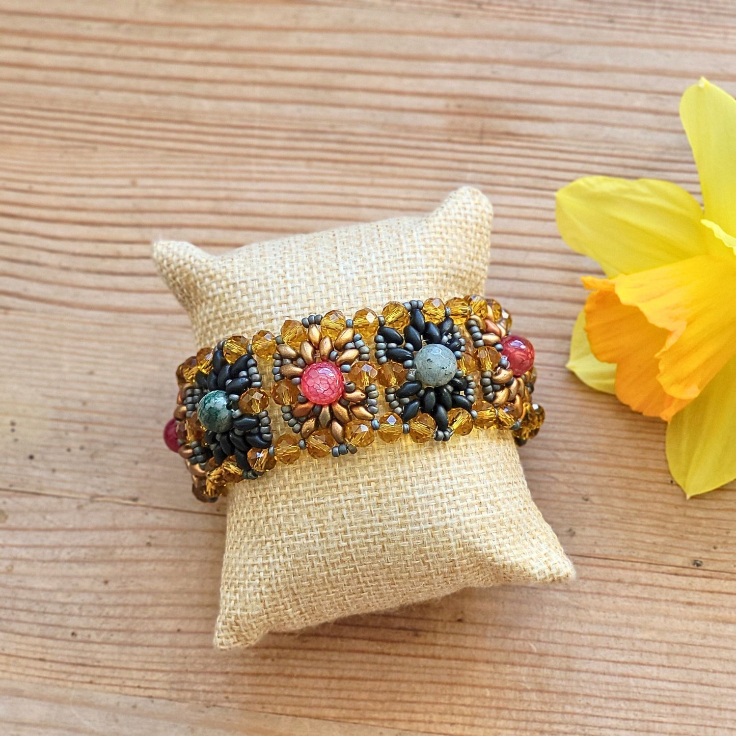 Vintage perlearmbånd – Håndlavet armbånd med blomsterperler og romantisk stil