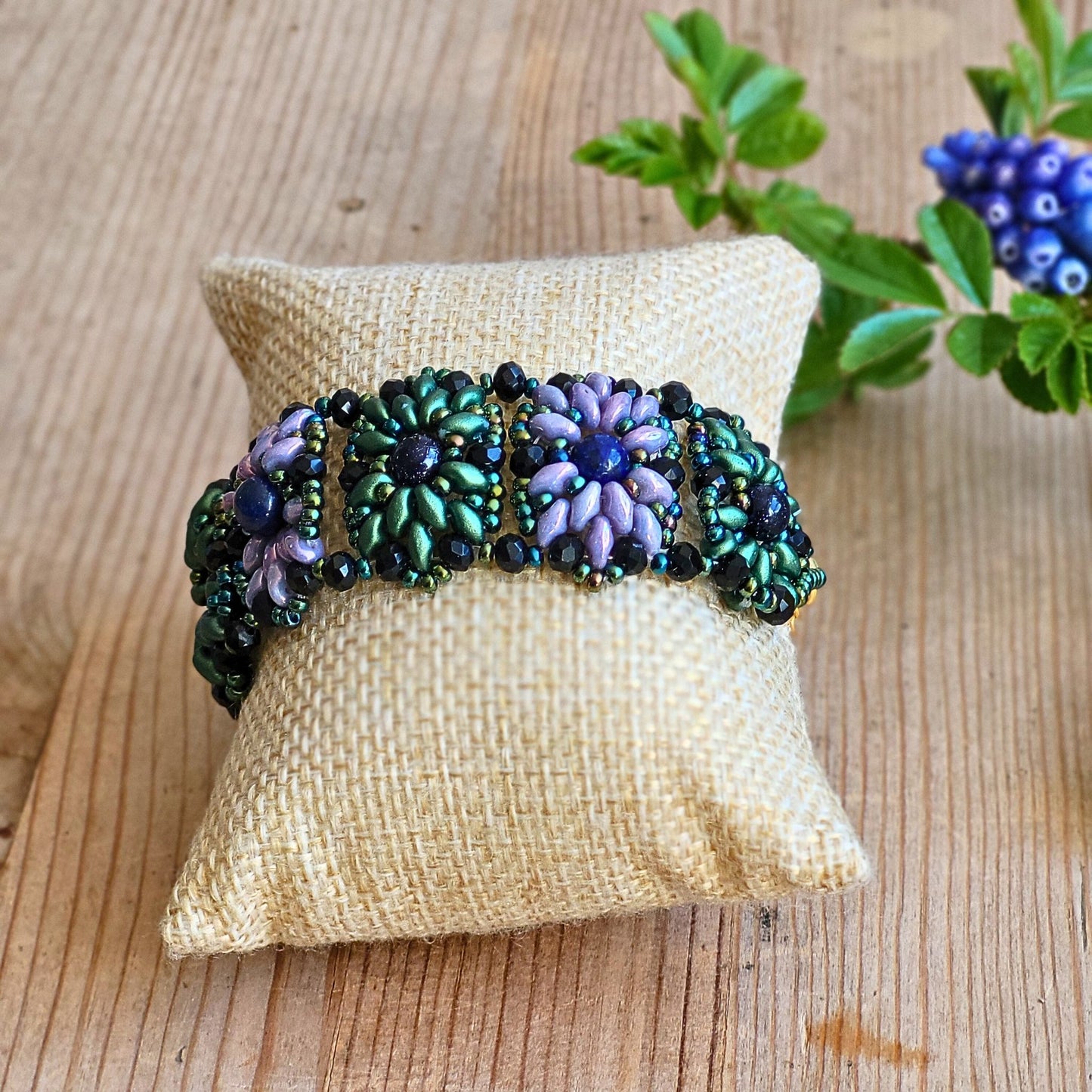 Vintage perlearmbånd – Håndlavet armbånd med blomsterperler og romantisk stil