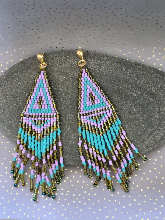 Lange trekantede øreringe med detaljeret geometrisk mønster i lilla og turkisarvede perler – håndvævet design med elegante frynser