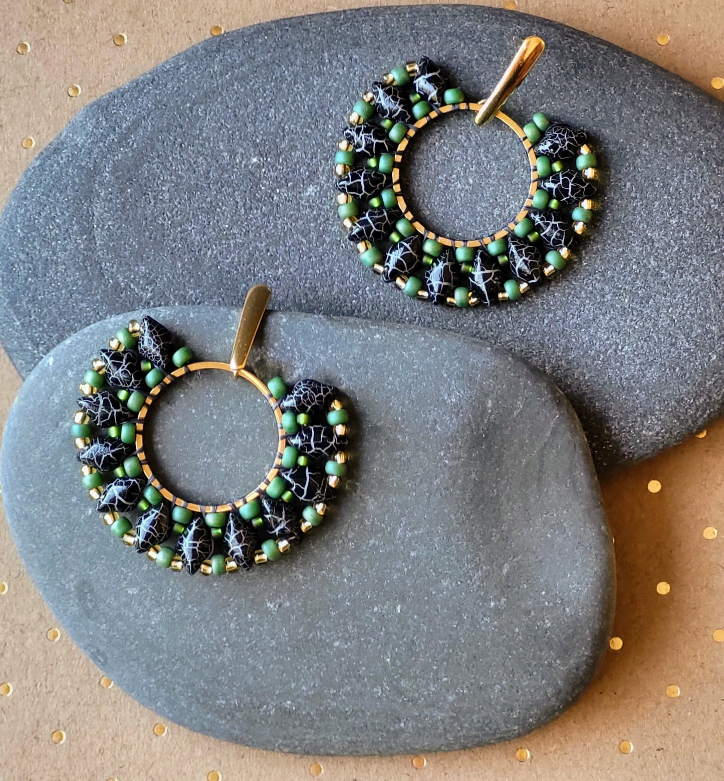 Bella øreringe – Perler og elegance