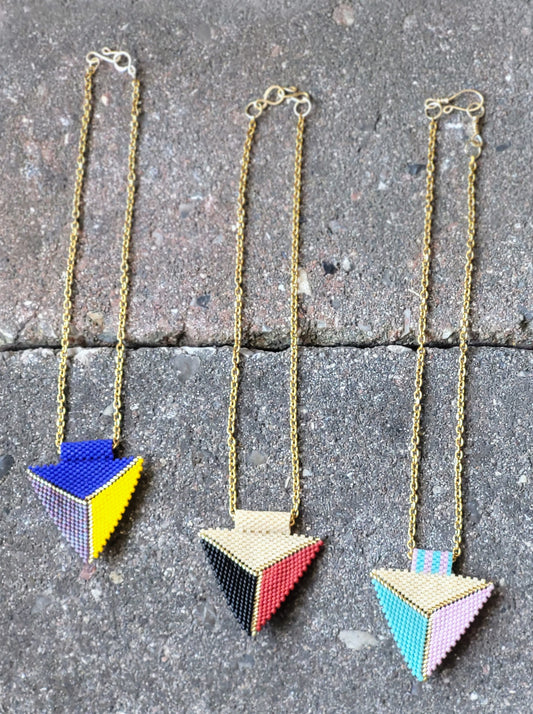 Trio halskæde – Geometrisk halskæde med perler i trekantmønster