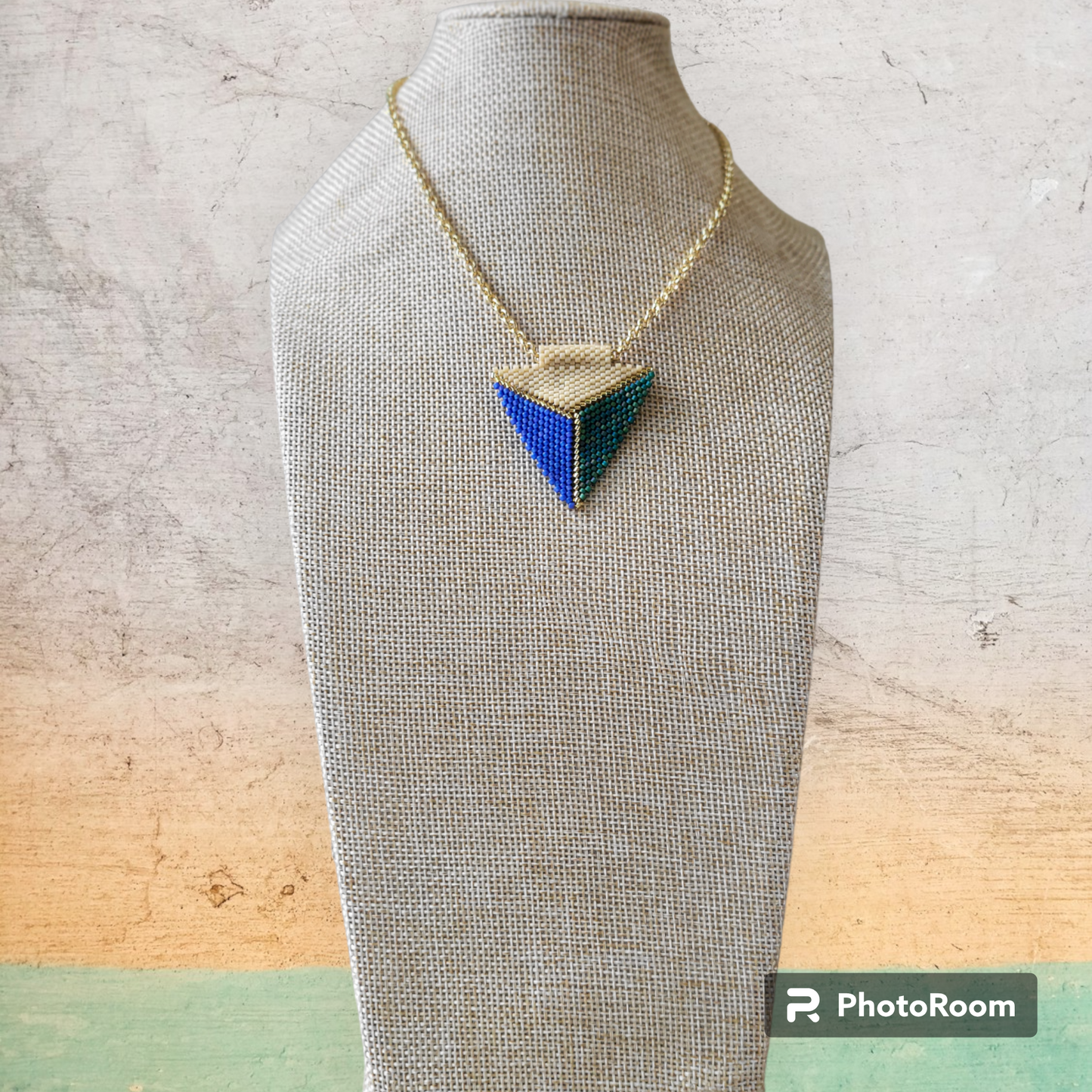 Trio halskæde – Geometrisk halskæde med perler i trekantmønster