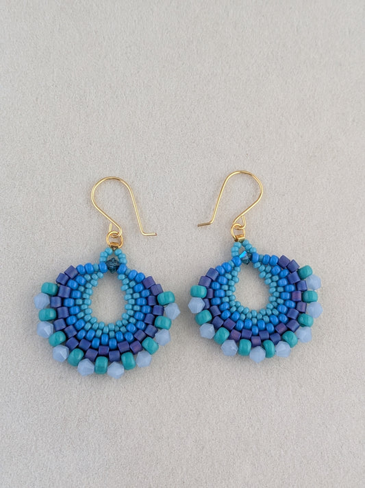 Luna øreringe – Elegant håndlavet design med et mix af perler