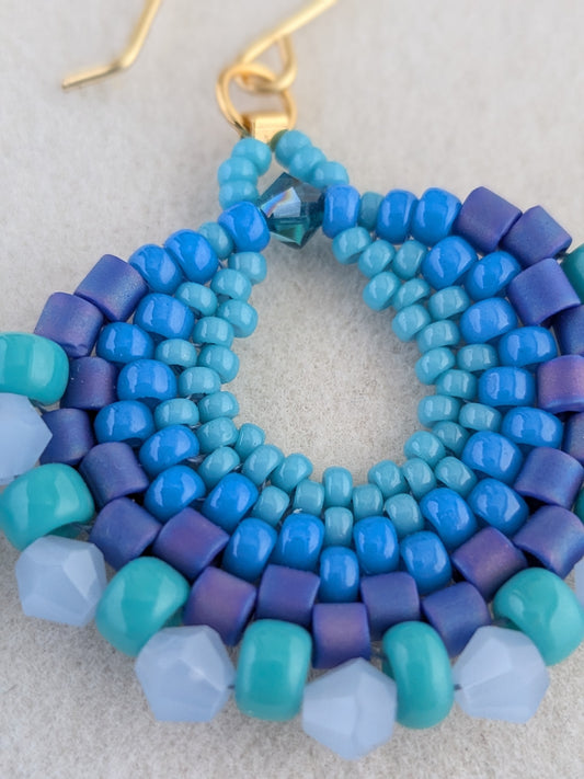 Luna øreringe – Elegant håndlavet design med et mix af perler