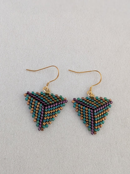 Brisa øreringe – Trekantede Miyuki-øreringe i farverig stil