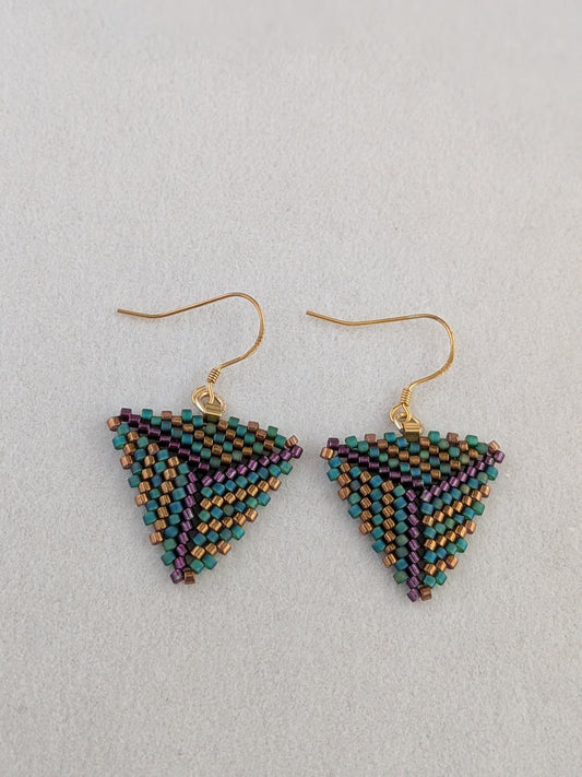 Brisa øreringe – Trekantede Miyuki-øreringe i farverig stil
