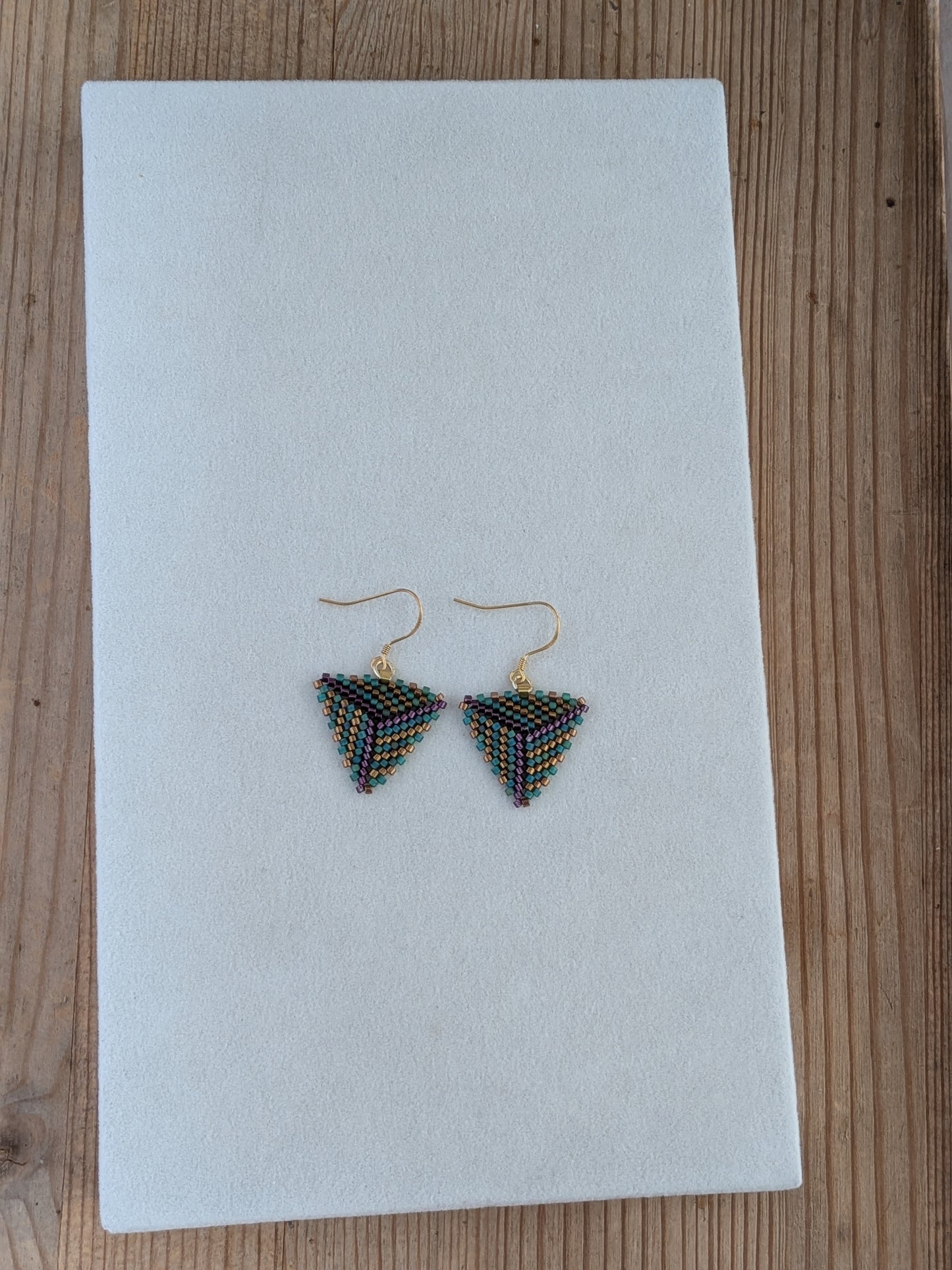 Brisa øreringe – Trekantede Miyuki-øreringe i farverig stil