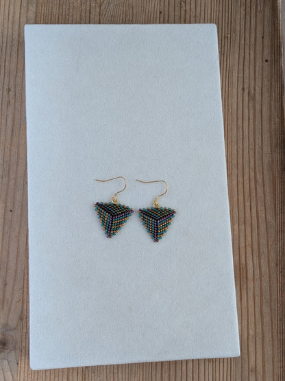 Brisa øreringe – Trekantede Miyuki-øreringe i farverig stil