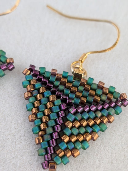 Brisa øreringe – Trekantede Miyuki-øreringe i farverig stil