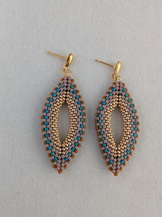 Blade øreringe – håndlavet elegance i perler