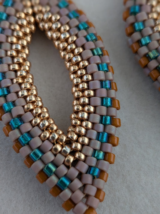 Blade øreringe – håndlavet elegance i perler