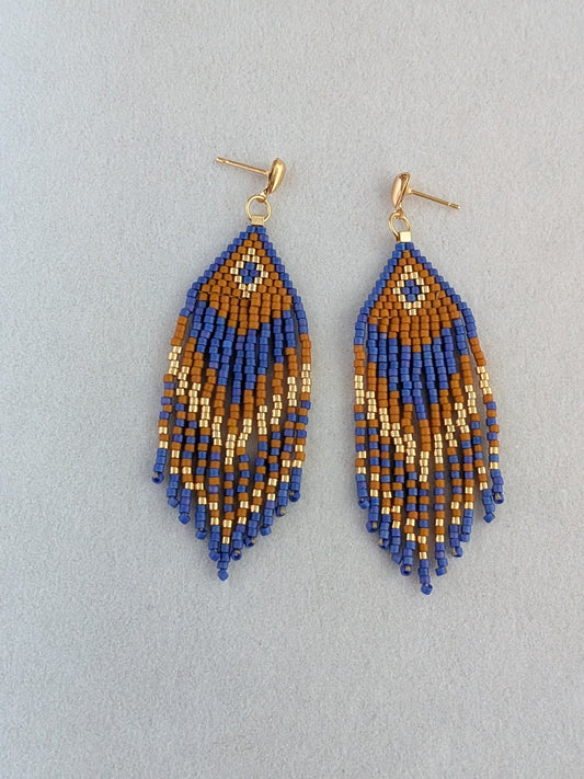 Frynser øreringe i Miyuki-perler – Håndlavet smykke med farver og bevægelse
